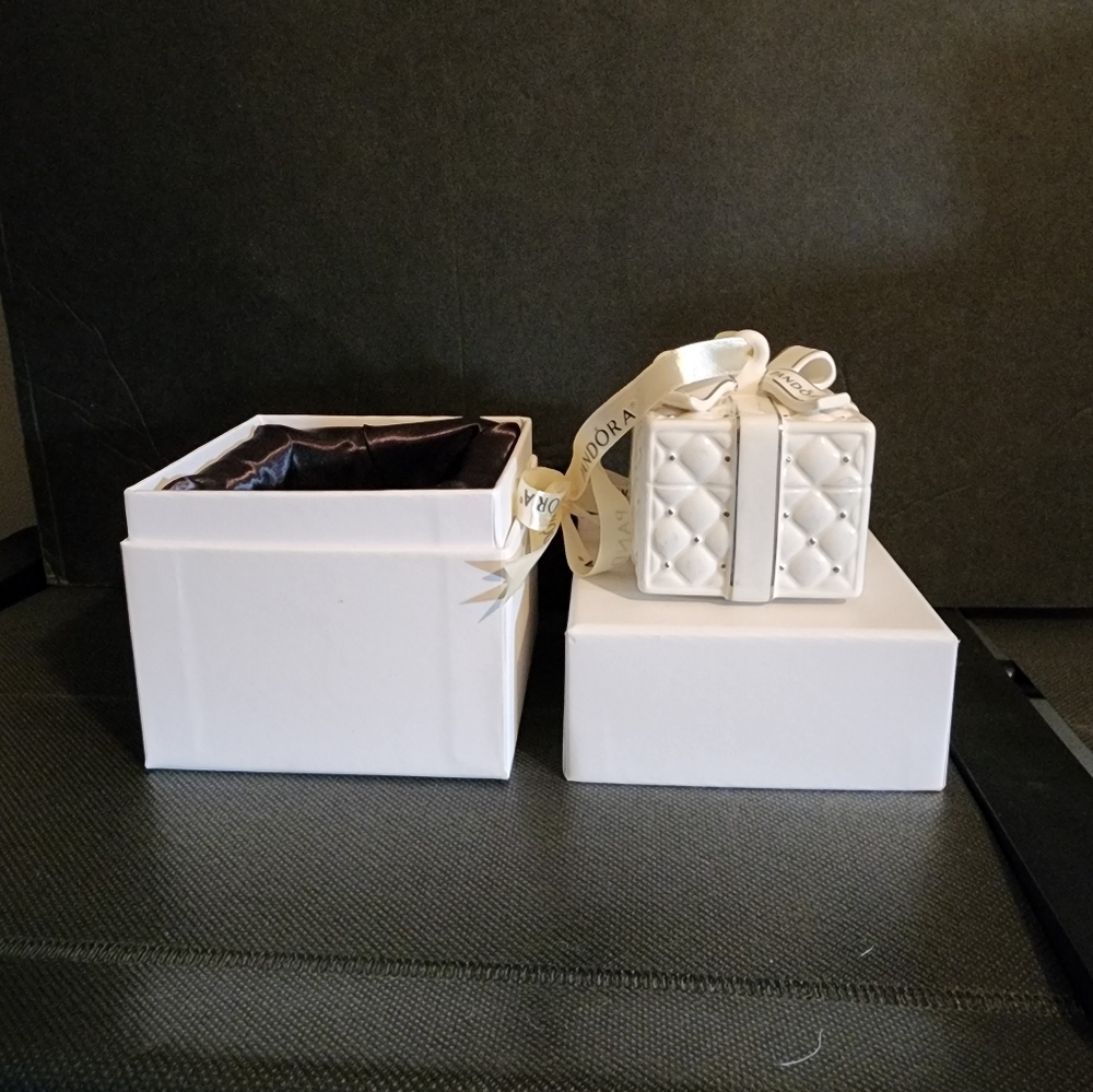 2016 Pandora cermaic ornament charm box